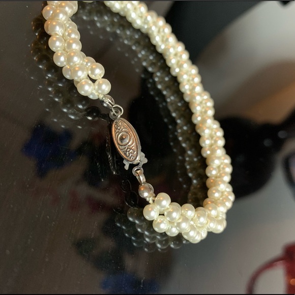 Twisted white faux pearls bracelet🤍 - Picture 5 of 8